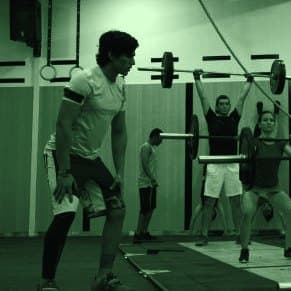 Clase con barras en la sala de Area 51, 2018
